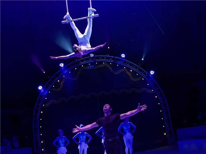 Schüler begeistern mit Zirkusshow aus Akrobatik und Entertainment 