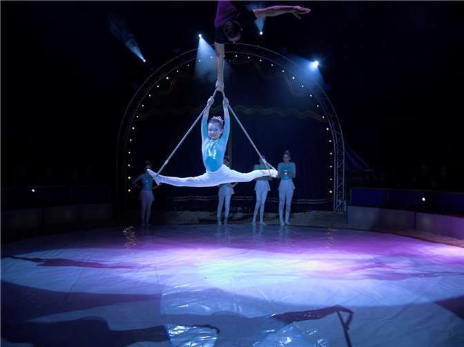 Schüler begeistern mit Zirkusshow aus Akrobatik und Entertainment 