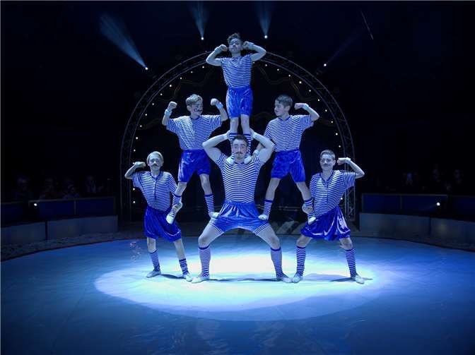 Schüler begeistern mit Zirkusshow aus Akrobatik und Entertainment 