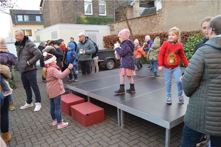 Alt und Jung feierte gemeinsam rund um den Weihnachtsbaum 