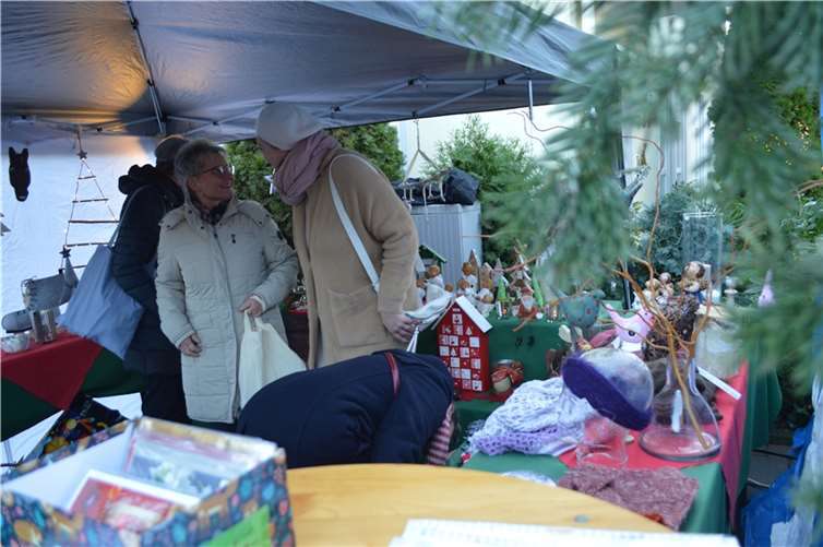 Alt und Jung feierte gemeinsam rund um den Weihnachtsbaum 