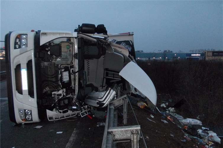 Ein Schwerverletzter, starke Behinderung des Berufsverkehrs und rund 200.000 Euro Sachschaden