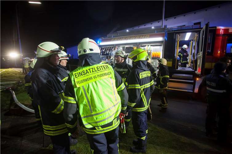 Frau von Anbau des Hauses gerettet 