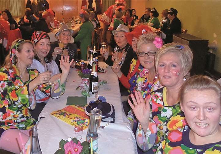 Möhnen und Wagenbauer feierten gemeinsam