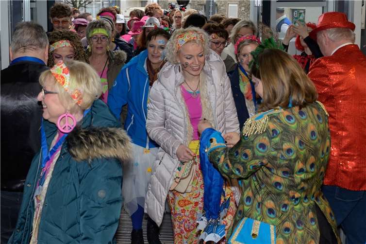 Möhnen erobern Schlüsselgewalt über das Rathaus in Wirges 