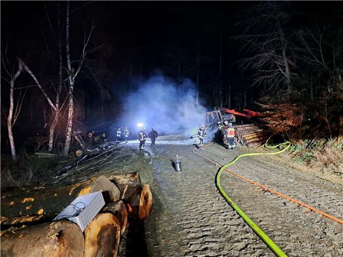 Forstmaschine in Flammen: Brand in Wald zwischen Kurtscheid und Ehlscheid 