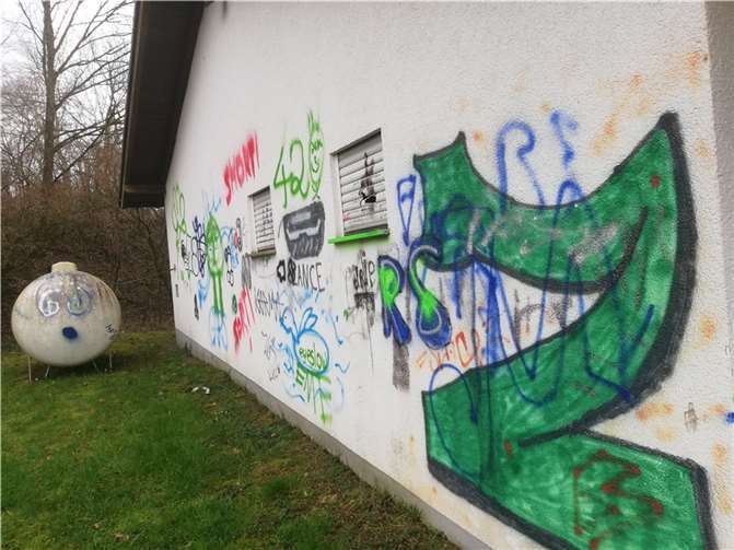 Wiederholte Graffiti-Vorfälle am Sportplatz sorgen für Unmut 