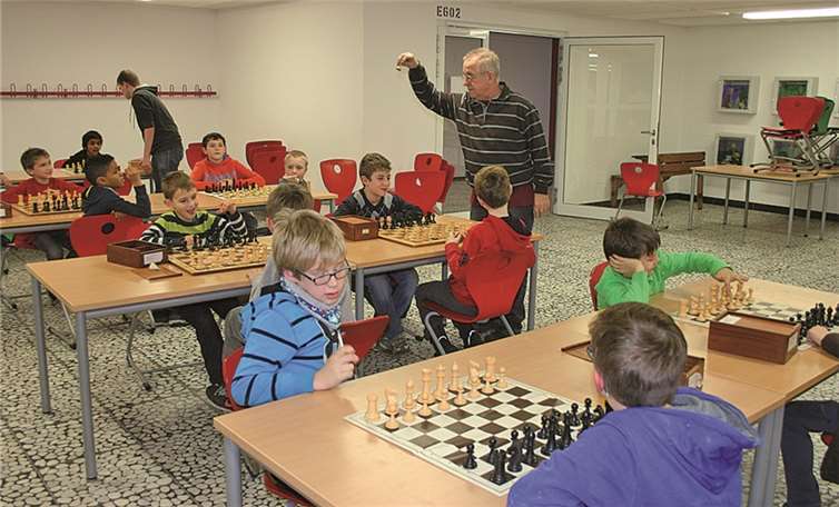 Kinder spielen in Turnieratmosphäre