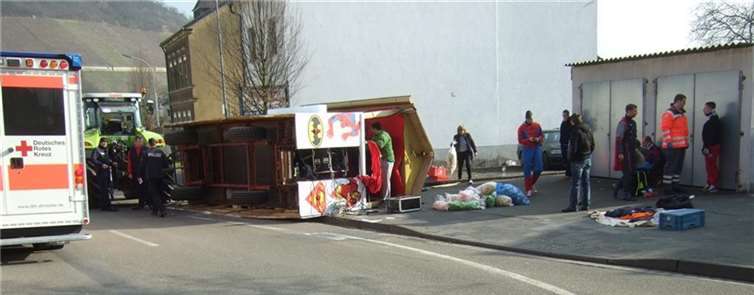 Karnevalswagen verunglückt 