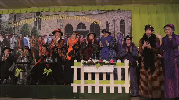 Rund 400 knatschjecke Weiber feierten im Helenensaal