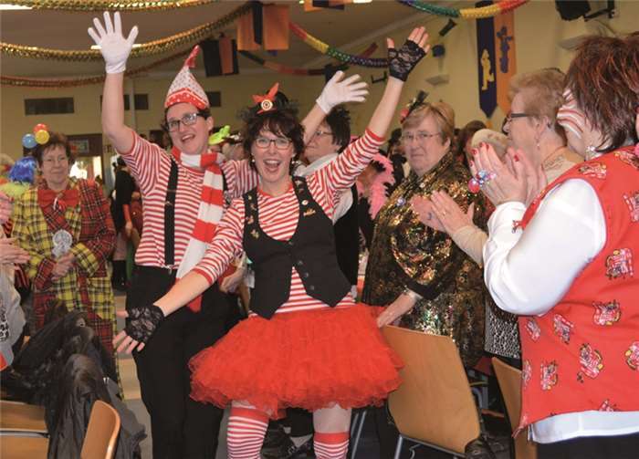 Rund 400 knatschjecke Weiber feierten im Helenensaal 