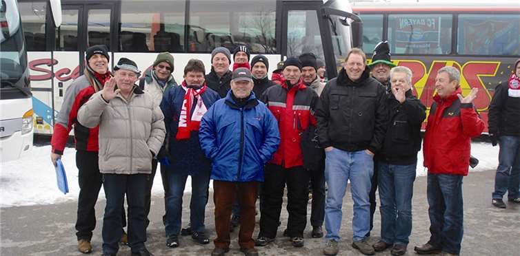 Fußball, Weißwurst und Weißbier im tiefverschneiten Bayern