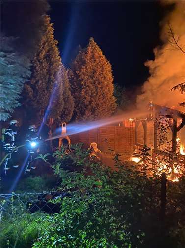 Sinzig: Gartenlaube stand in Vollbrand 