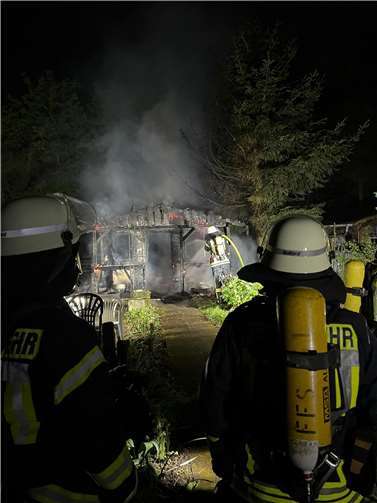 Sinzig: Gartenlaube stand in Vollbrand 