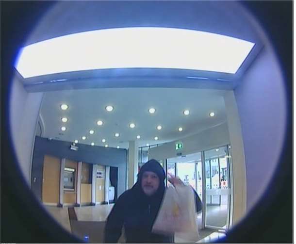 Foto-Fahndung: 80-Jährige in ihrer Wohnung ausgeraubt 