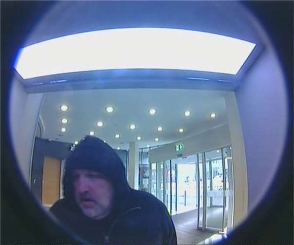 Foto-Fahndung: 80-Jährige in ihrer Wohnung ausgeraubt 