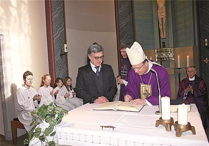 Bischof Ackermann weiht neuen Kreuzweg ein 