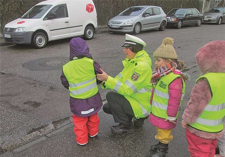 Schlaue Delphine vom „Haus für Kinder“ bekamen Besuch von der Polizei