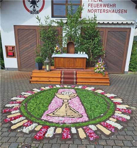 Kunstvolle Blütenteppiche und Altarbau 