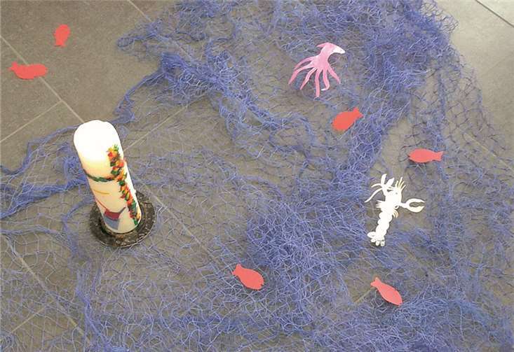 Die Kinder begleitet das Symbol „Fisch“ 