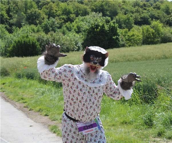 Wenn Zapfsäulen mit dem Bischof von Paderborn Halbmarathon laufen 