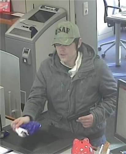 Polizei fahndet mit Fotos nach Bankräuber 