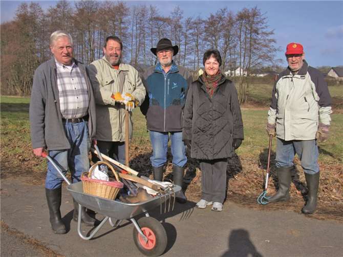 Tatkräftige Bachpaten rücken Unrat und Gestrüpp zu Leibe 