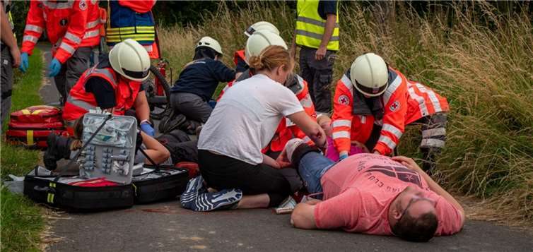„Motorrad in Fußgängergruppe gerast“ 