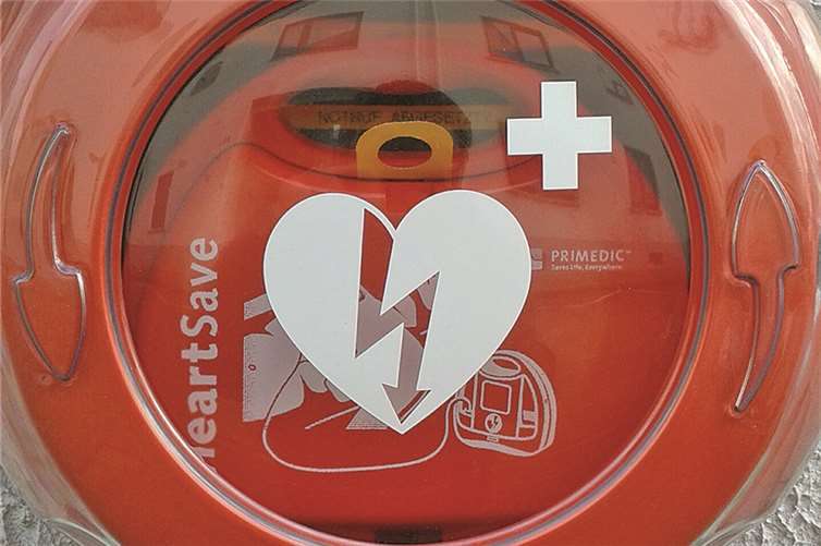 Installation eines öffentlich zugänglichen Defibrillators in der Ortsgemeinde 