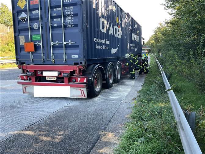Vollsperrung der A565: Überhitzte Bremse löst Feuerwehreinsatz aus Vollsperrung der A565: Überhitzte Bremse löst Feuerwehreinsatz aus