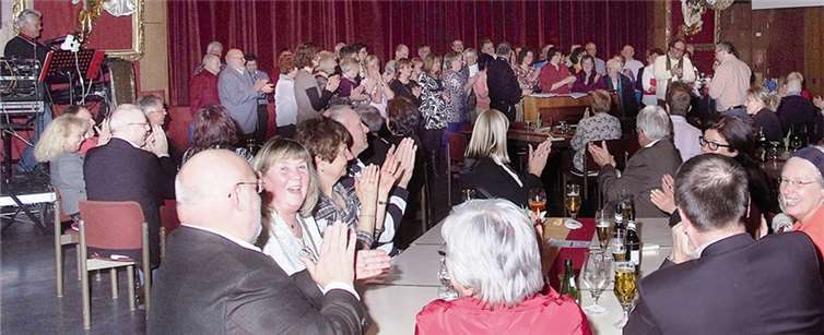 Ungewöhnliches Ständchen im ungewöhnlichen Rahmen