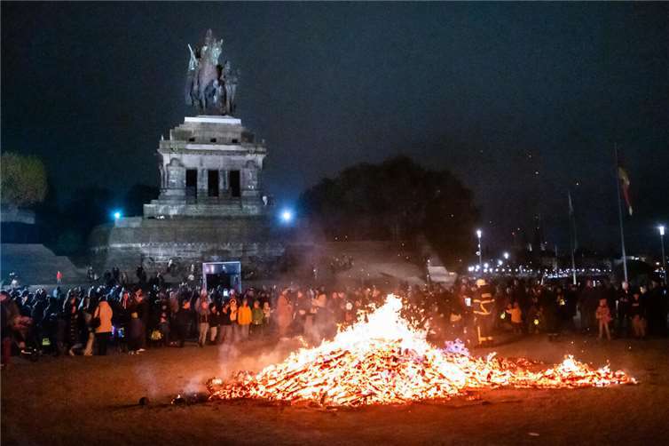 St. Martin reitet durch die Altstadt zum Feuer am Deutschen Eck 