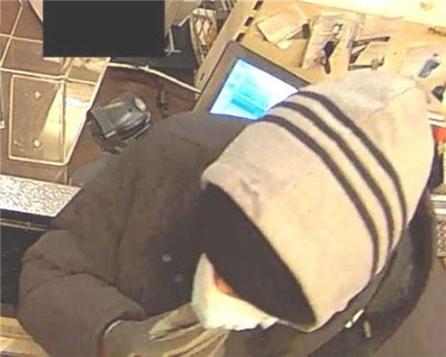 Fahndung: Polizei sucht nach Tankstellenräuber 