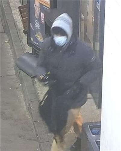 Fahndung: Polizei sucht nach Tankstellenräuber 