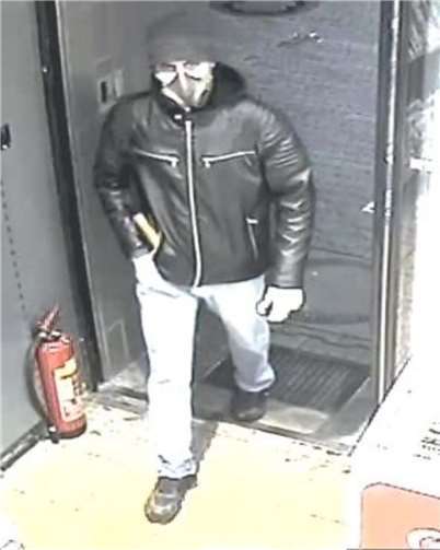 Fahndung: Polizei sucht nach Tankstellenräuber 