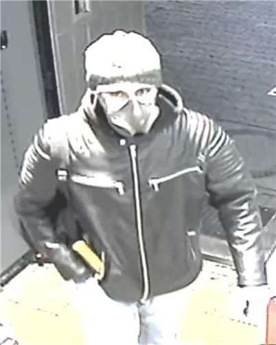 Fahndung: Polizei sucht nach Tankstellenräuber 