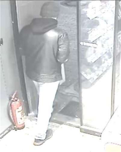 Fahndung: Polizei sucht nach Tankstellenräuber 