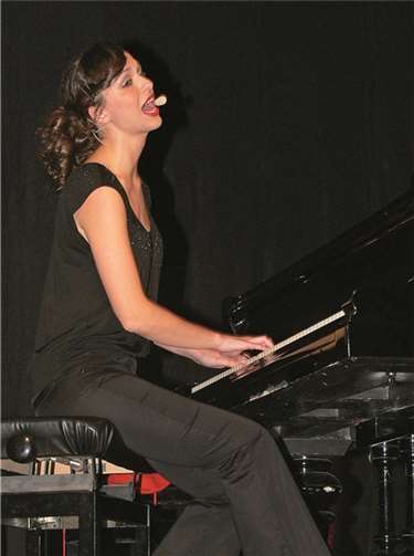 Gesungenes Kabarett mit trefflicher Klavierbegleitung