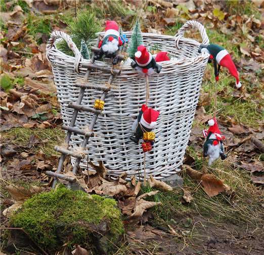 Weihnachtswichtel laden auf das Winnfeld in Kottenheim ein 