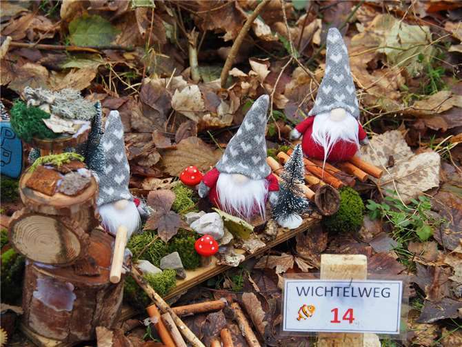 Weihnachtswichtel laden auf das Winnfeld in Kottenheim ein 
