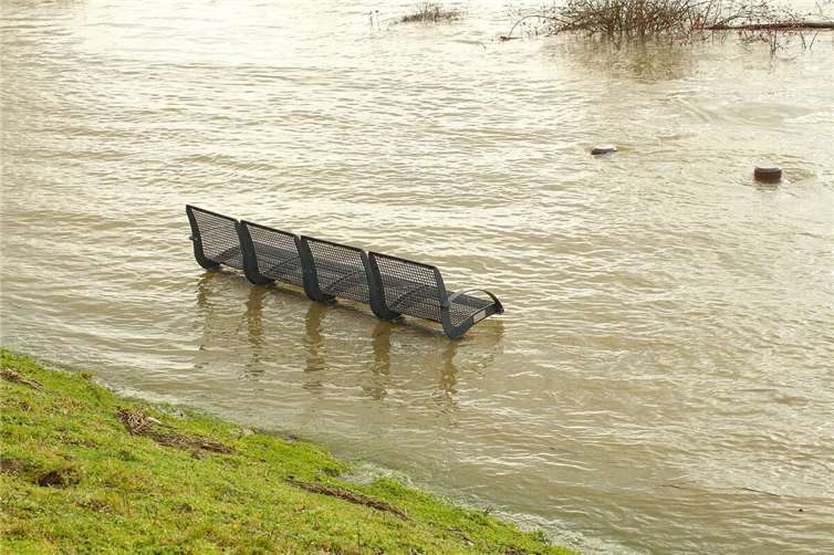 Moselpegel steigen: Hochwasserwarnung 
