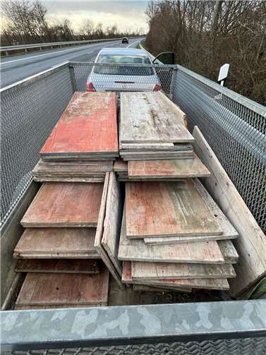 Holzplatte verursacht Unfall auf L182