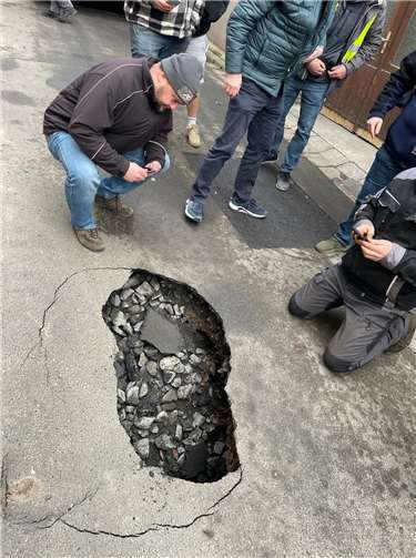 LKW in Straßendecke eingebrochen 