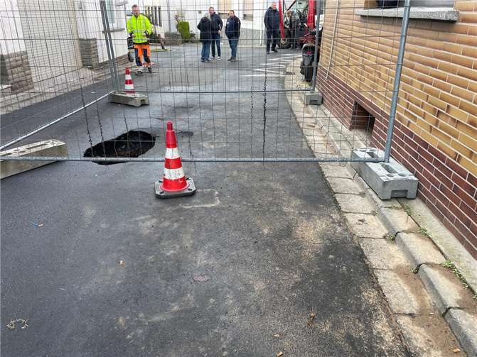 LKW in Straßendecke eingebrochen 