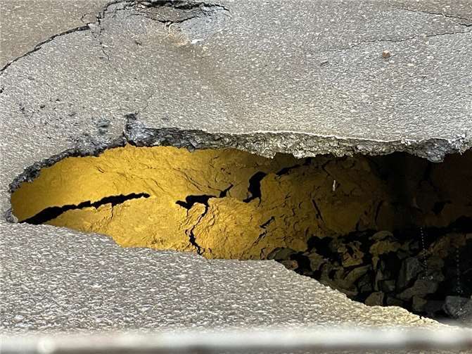 LKW in Straßendecke eingebrochen 