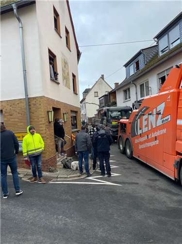 LKW in Straßendecke eingebrochen 