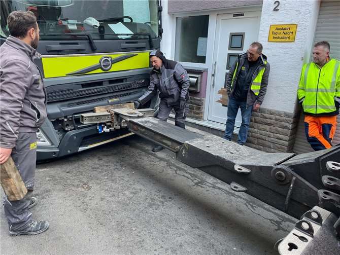 LKW in Straßendecke eingebrochen 