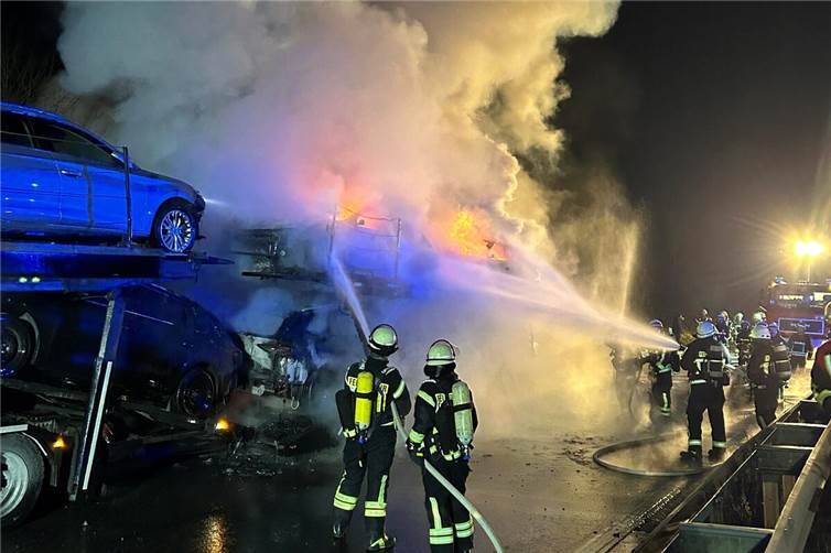 B256: Elektrofahrzeuge in Flammen B256: Elektrofahrzeuge in Flammen
