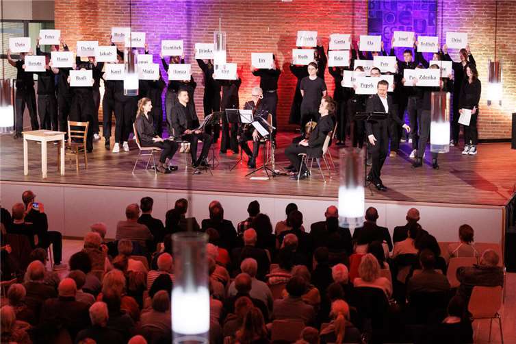 Ensemble und Jugendliche geben den KZ-Häftlingen eine Stimme 