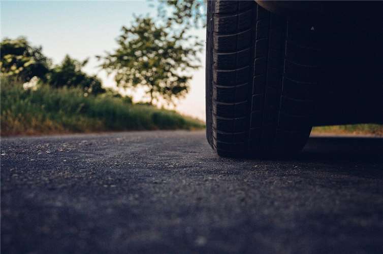 Straßenhaus: Reifen aufgeschlitzt Straßenhaus: Reifen aufgeschlitzt